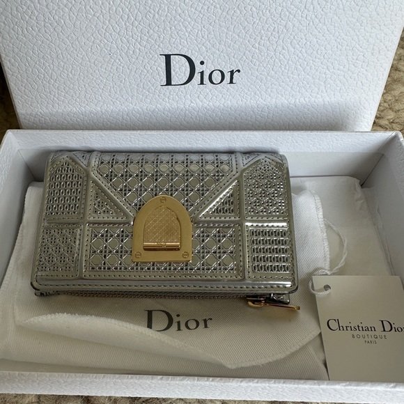 Christian Dior Diorama Wallet - Picture 1 of 5